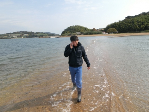 この人ビーナスロード上で仕事しています（笑）