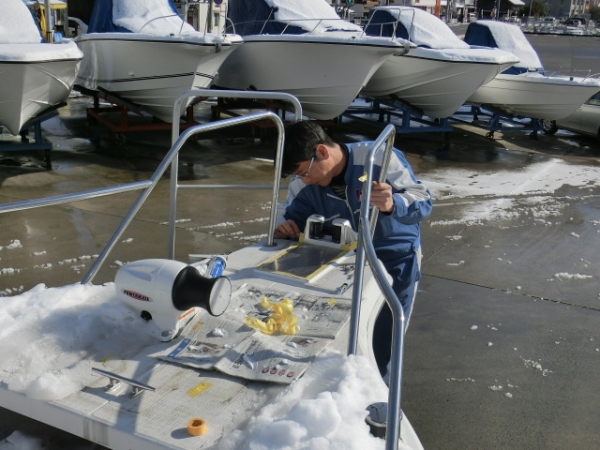 部分的に雪を除去しながら作業しています