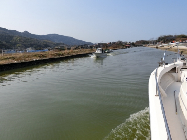 狭い川を下りく３本の橋を潜ると日本海