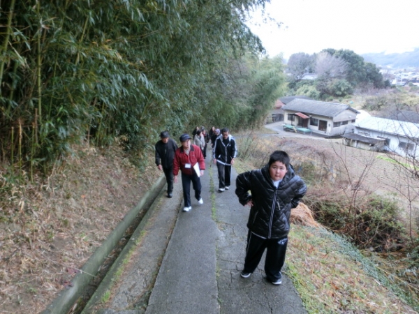 住民と急こう配の道を登ります