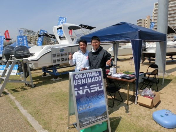 ナスボートのブース…看板は粋ですがノボリ＆万国旗を忘れ地味な雰囲気？
