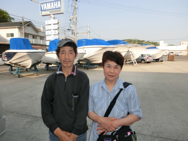 御主人が操船、奥様は釣る係とか…