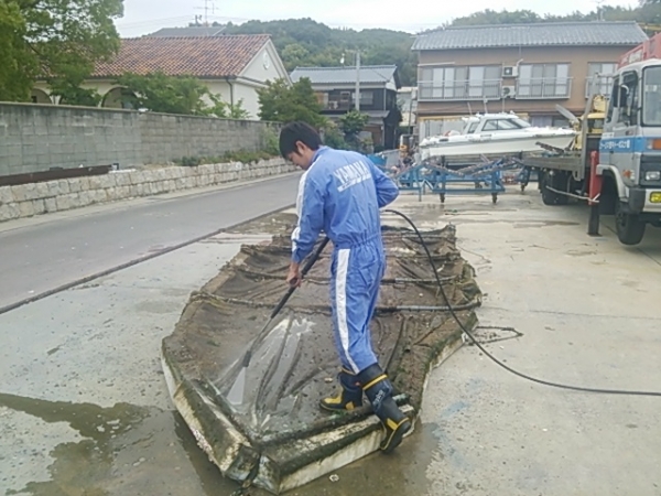 破れないよう微妙な水圧で洗浄します