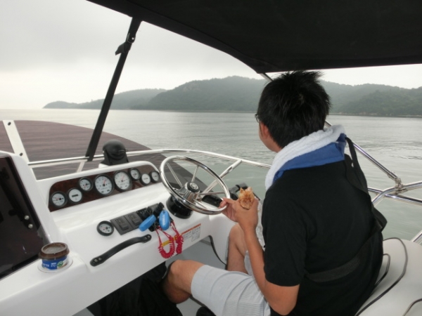 雨を心配しつつ前島を横目にパンをかじります