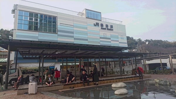 熱海駅前に設置された足湯は外人さんの人気スポット