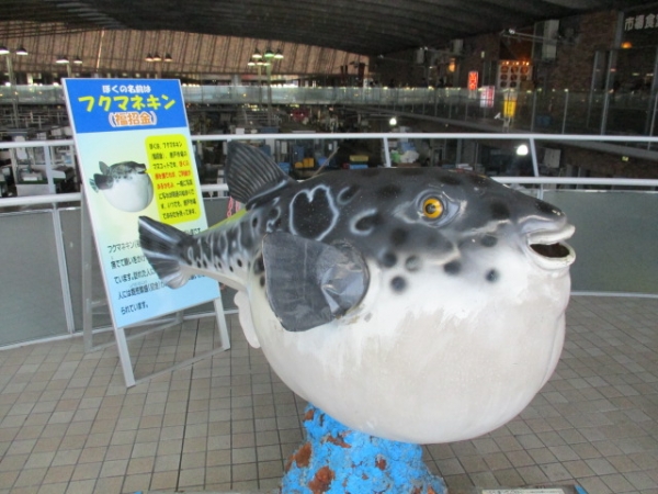 昼には営業も終わり静かな唐戸市場