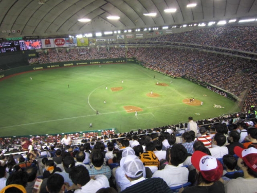満員の観衆で盛り上がる東京ドーム