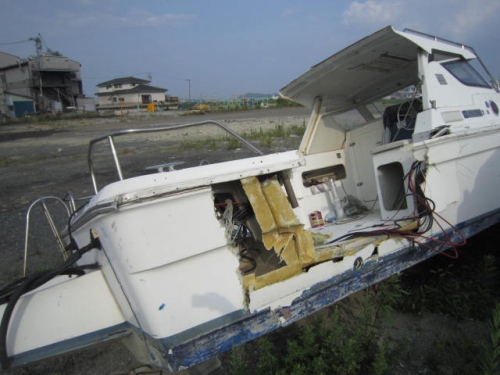 陸で大破したボート