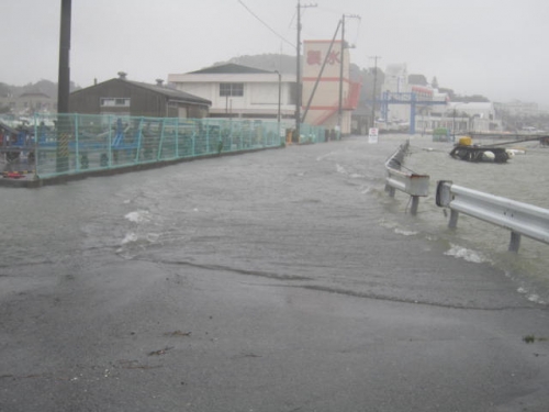 低い道路は波に洗われます