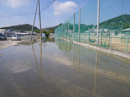 中学校側道は溝から海水が逆流