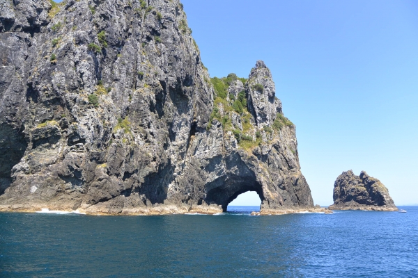 ホール・イン・ザ・ロック　ギリギリの船幅でこの岩穴を通過！