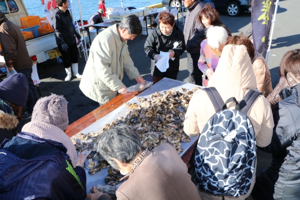 やはり一番人気は牡蠣の詰め放題