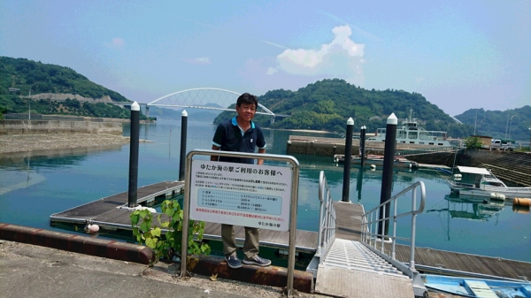 この島にある「ゆたか海の駅」は日本で最初の海の駅施設