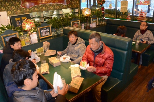 カロリー爆弾、ラッキーピエロの唐揚げ入バーガー