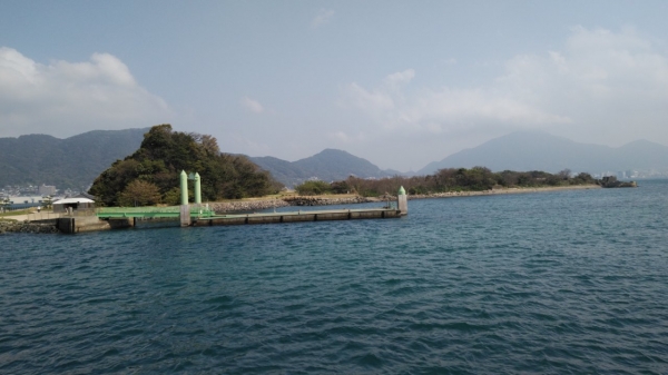 現在は無人島、右の埋立地は三菱造船の資材置場