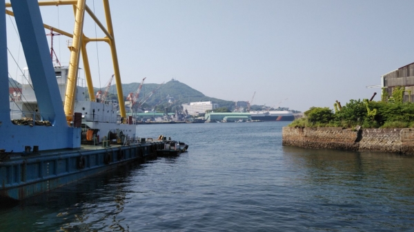 対岸は三菱造船所