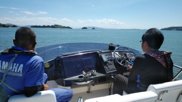 CR28、初めてのFB操船に緊張気味