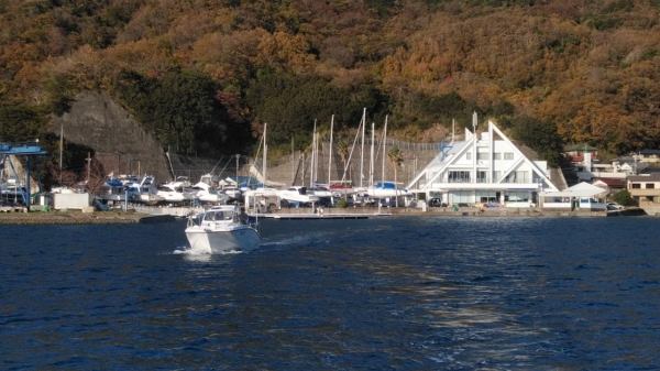 沖からもよく目立つクラブハウス