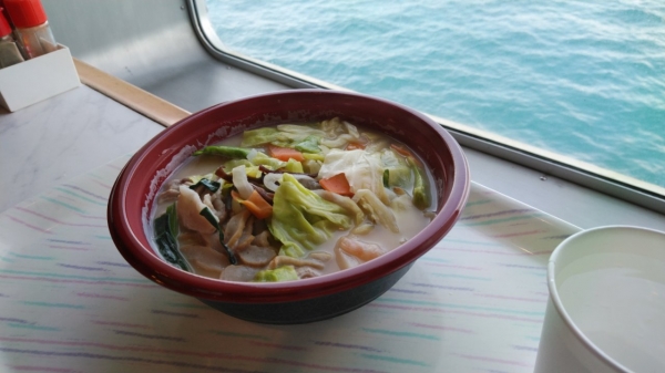 海を眺めながら八幡浜名物ちゃんぽんを啜る