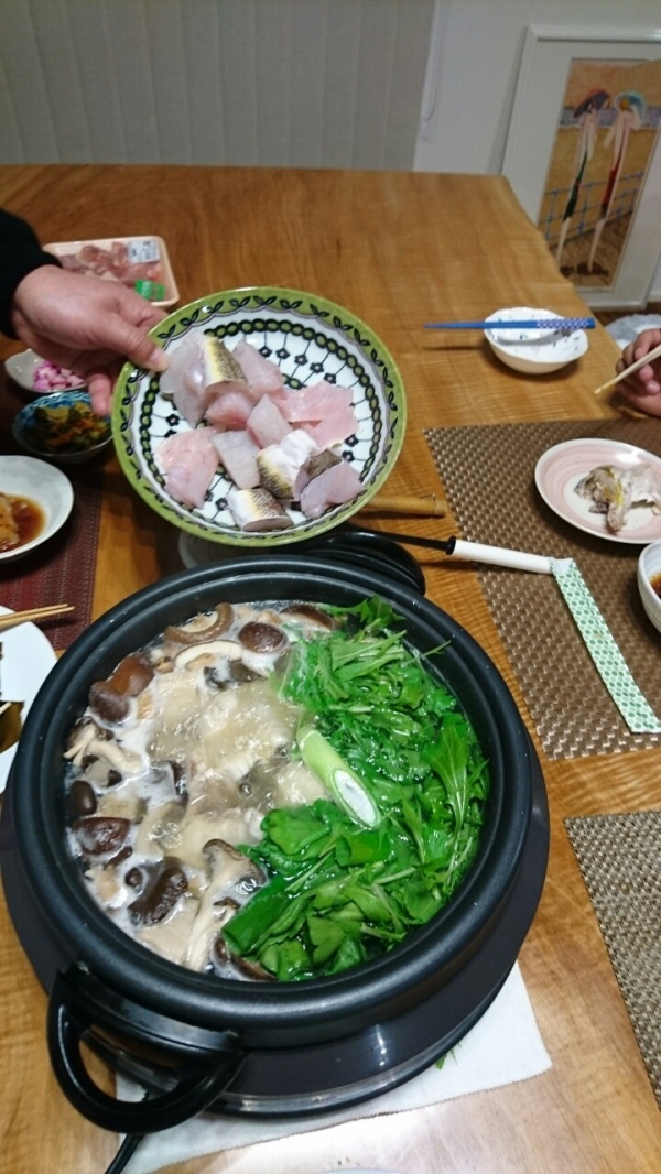 季節の野菜を加え水炊きにする