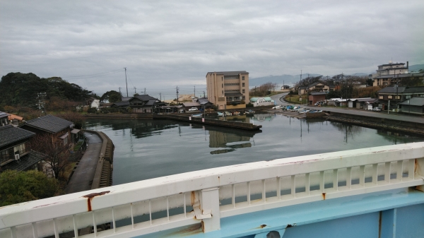 小天橋上からは日本海が見える