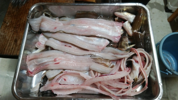 頭と背骨はタレを作る時の出汁に使用