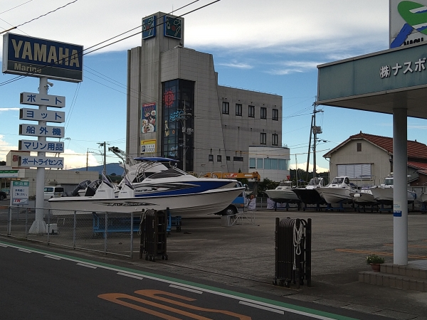 明日は展示艇をロープで固定