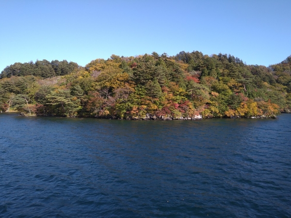 遊覧船で十和田湖を周遊