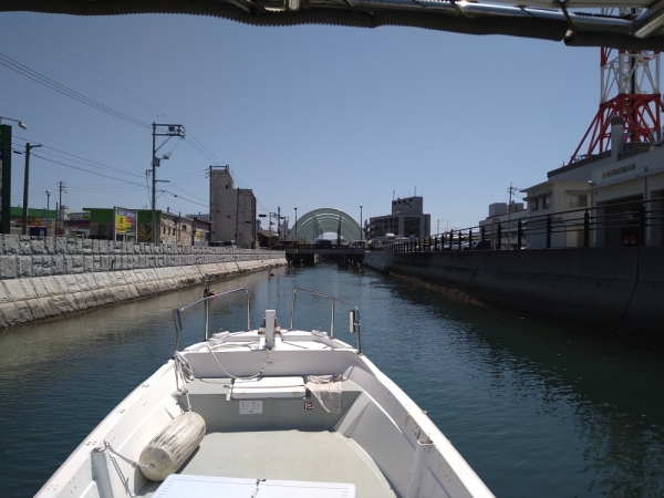 正面が海峡、潮が高くオーニングが閊えそうなので通過を断念