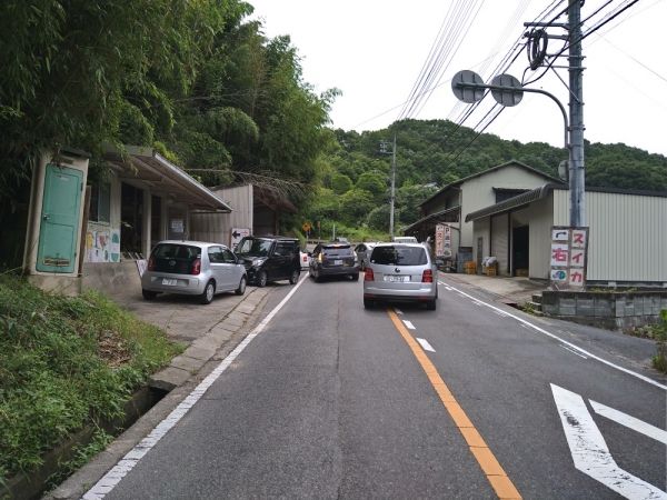直売所が左右にあるので渋滞中