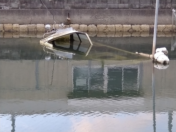 『廃船』