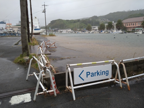 高潮でマリーナの進入路は冠水