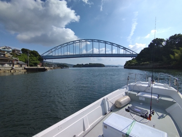 夏場は水深4～5mの浅場に生息