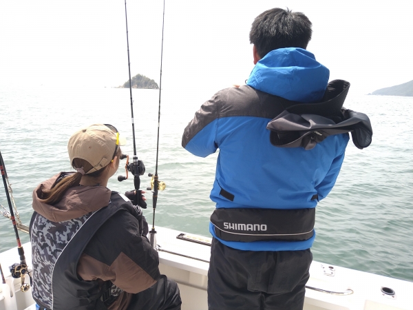 同乗の若手アングラー