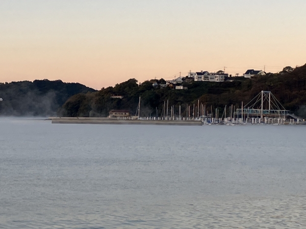 海には薄い気嵐