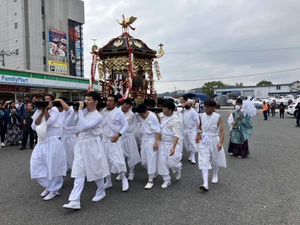 弊社前を神輿が通る