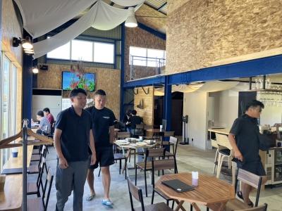 店内右はお酒を並べたカウンター