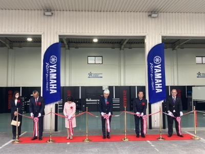 関係者によるテープカット