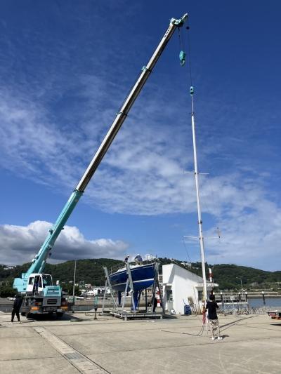 慎重にマストを降ろす