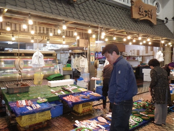 今も地ベタに魚を並べています