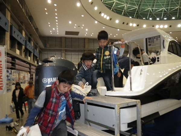 ＹＦ２４を見学する未来のお客様