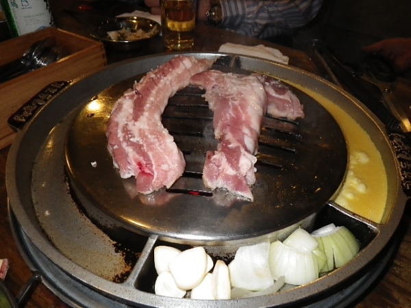 ソウルで食べた厚切りの豚肉と大粒のニンニク！