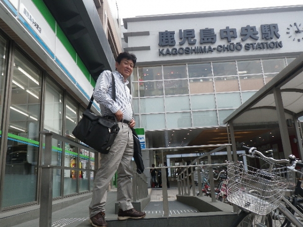 駅前で記念撮影