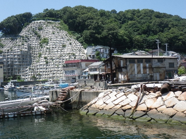 歴史を感じる石垣…つい座っておにぎりを頬張りたくなります