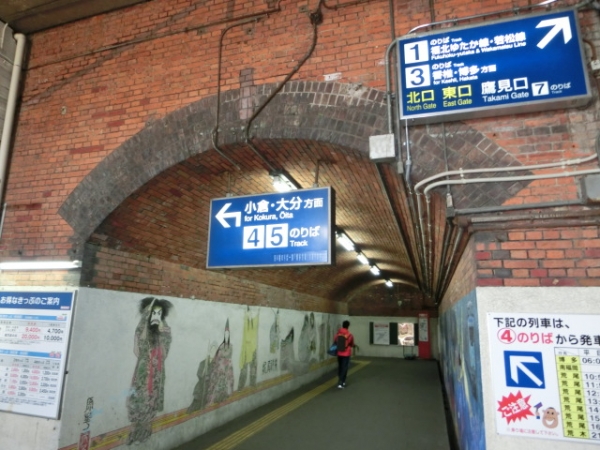 通路も赤レンガ造り