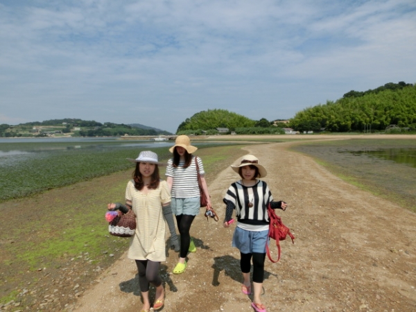 後ろは黒島（農家二軒）