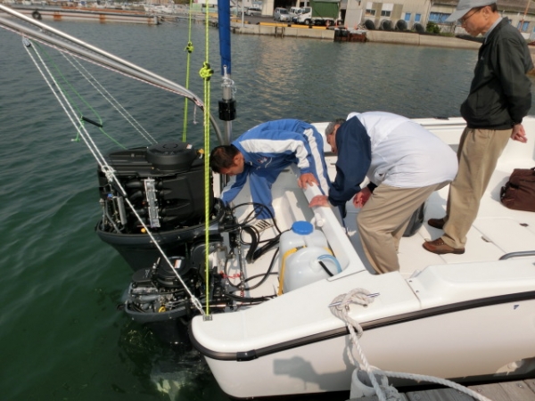 主機F150と補機F9.9のカウリングを取り外し取説中