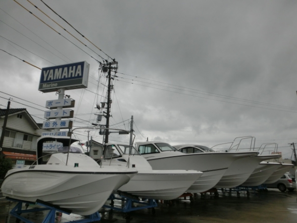 常時掛けている新艇のボートカバーは取り外します