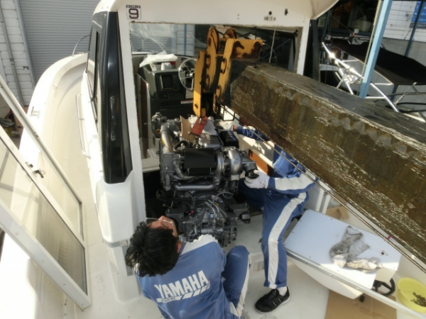 ユニックをミリ単位で操作しキャビン内に…