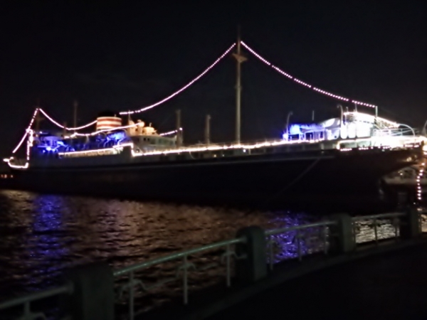 会食後山下公園を散策すると既に大阪の先輩ブロガーがシャメっていました